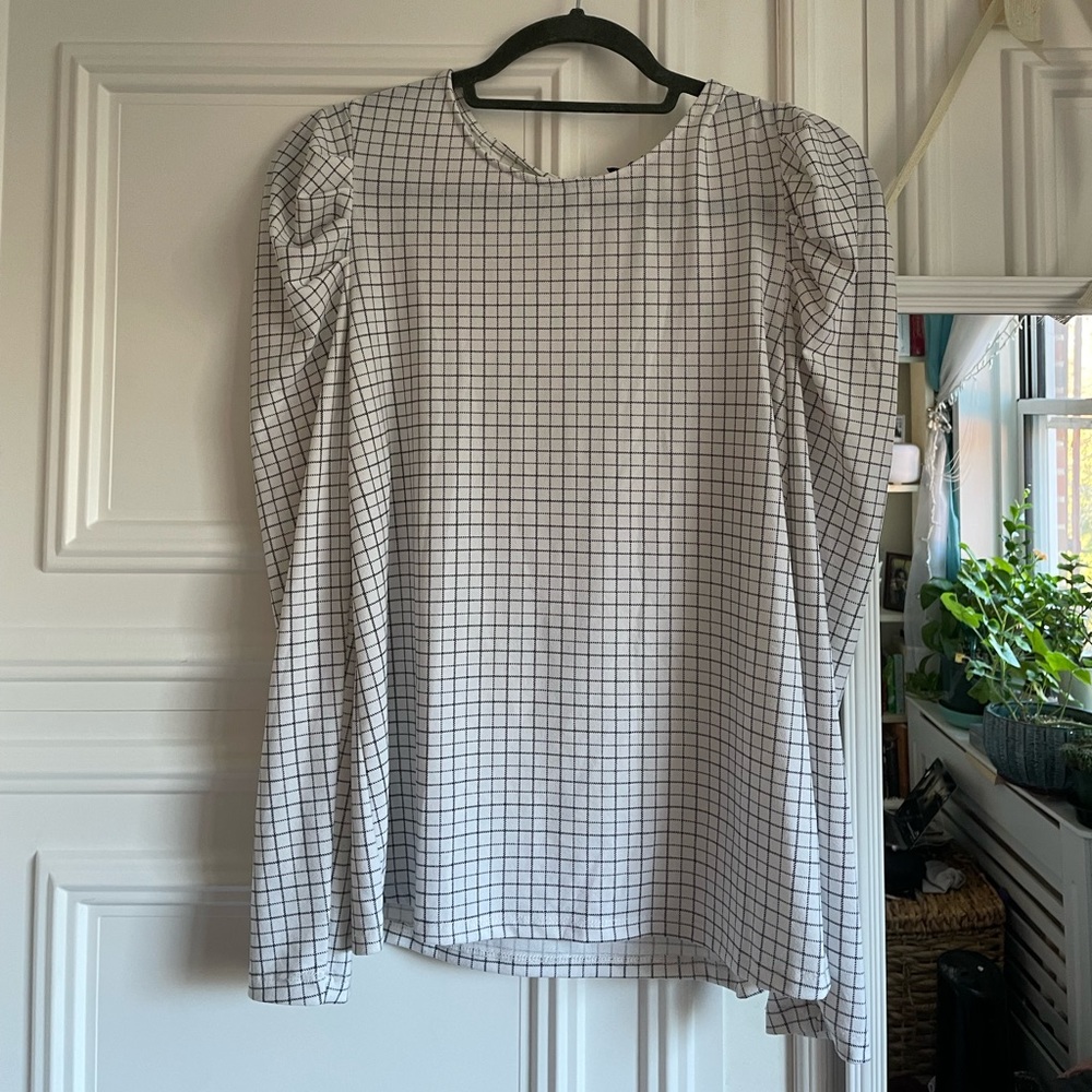 Small black and white long sleeved shirt